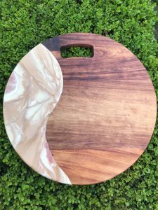 Tabla redonda de 43 cms de diámetro, Madera de Parota, Diseño en resina